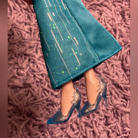 Frozen Bundle - Elsa & Anna dolls ❄️ 🏰 - Picture 8 of 15